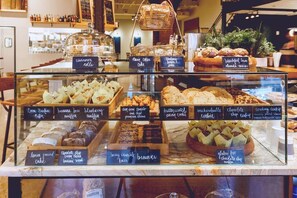 Dining - Historic Loft in Heart of St Elmo ★ Staycation Gem (Chattanooga)