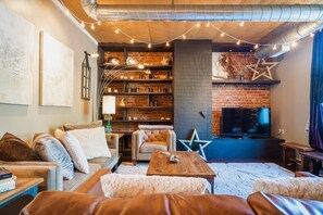TV - Historic Loft in Heart of St Elmo ★ Staycation Gem (Chattanooga)