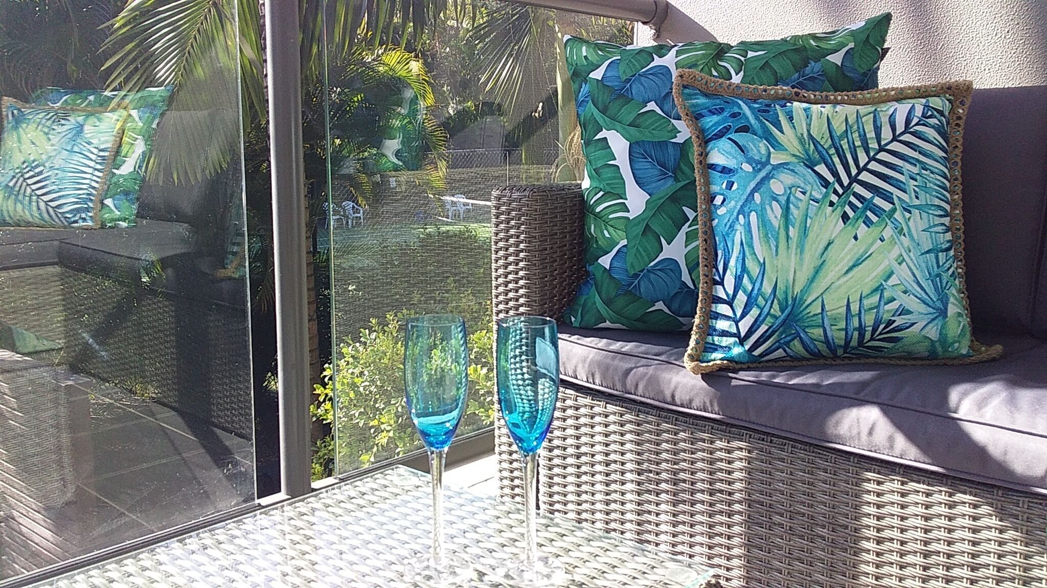 1 BEDROOM MODERN APARTMENT SLEEPS UP TO 4 PEOPLE.