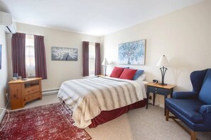 3 bedrooms, iron/ironing board, travel crib, WiFi - Gorgeous 3BR 3BA Sleeps 10  Ski On / Off Jiminy Peak-2000 Sq Ft Mountainside Con (Hancock)