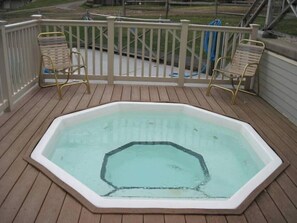 Outdoor spa tub - Gorgeous 3BR 3BA Sleeps 10  Ski On / Off Jiminy Peak-2000 Sq Ft Mountainside Con (Hancock)