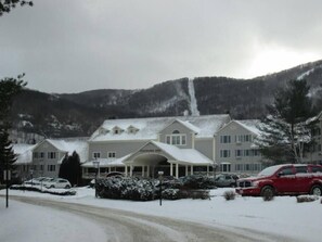 Exterior - Gorgeous 3BR 3BA Sleeps 10  Ski On / Off Jiminy Peak-2000 Sq Ft Mountainside Con (Hancock)