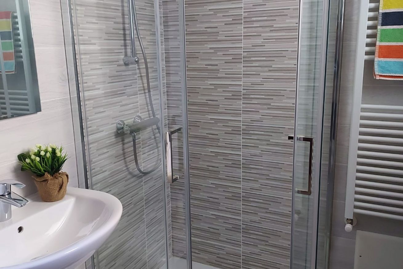 Dusche, Haartrockner, Bidet, Handtücher