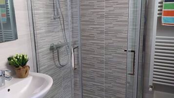 Dusche, Haartrockner, Bidet, Handtücher