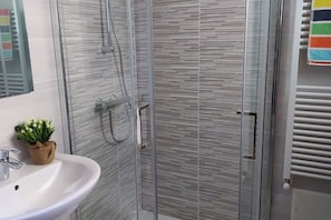 Doccia, asciugacapelli, bidet, asciugamani