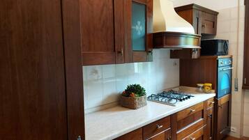 Frigorifero, microonde, forno, piano cottura