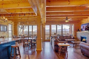 Televisio, takka, videopelejä, pöytäjalkapallopöytä