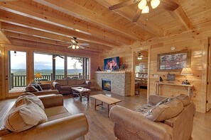 Televisio, takka, videopelejä, pöytäjalkapallopöytä