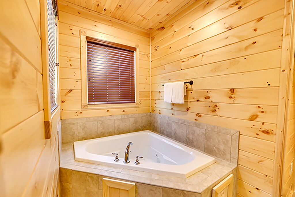 Gatlinburg - Bear's Den - 2 Bedroom - Sleeps 8