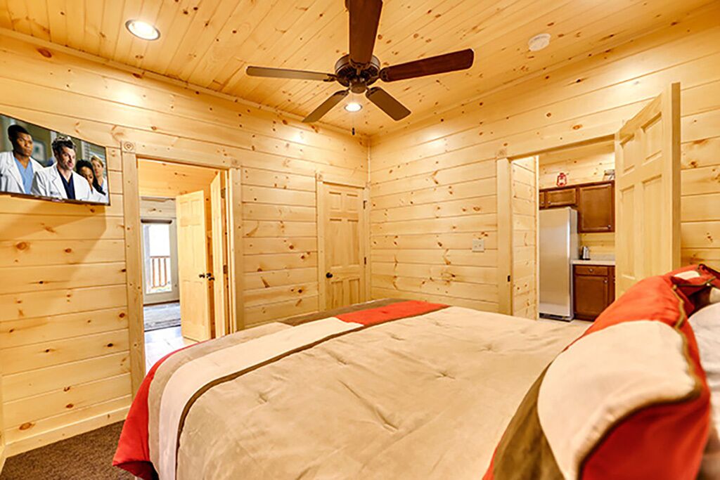 Gatlinburg - Bear's Den - 2 Bedroom - Sleeps 8