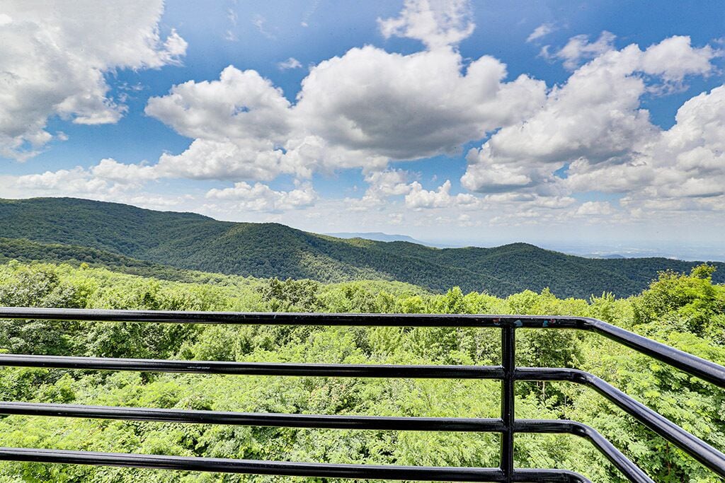 Gatlinburg - Black Bear's Lair - 2 Bedroom - Sleeps 6