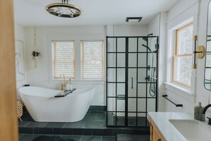 Badewanne, Haartrockner, Fußbodenheizung (Badezimmer), Handtücher