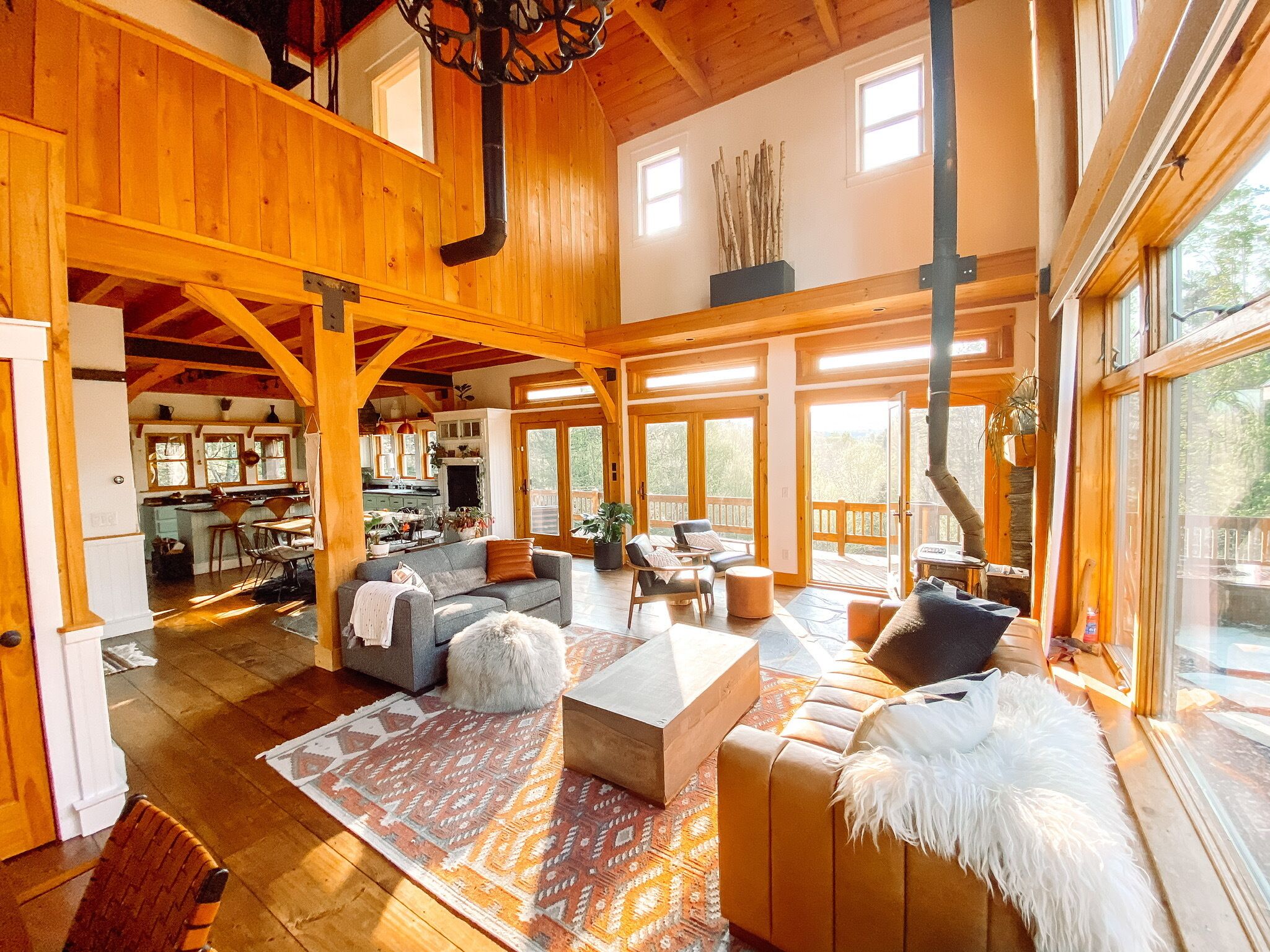 TV connectée, cheminée, chaîne hi-fi, espaces bureaux