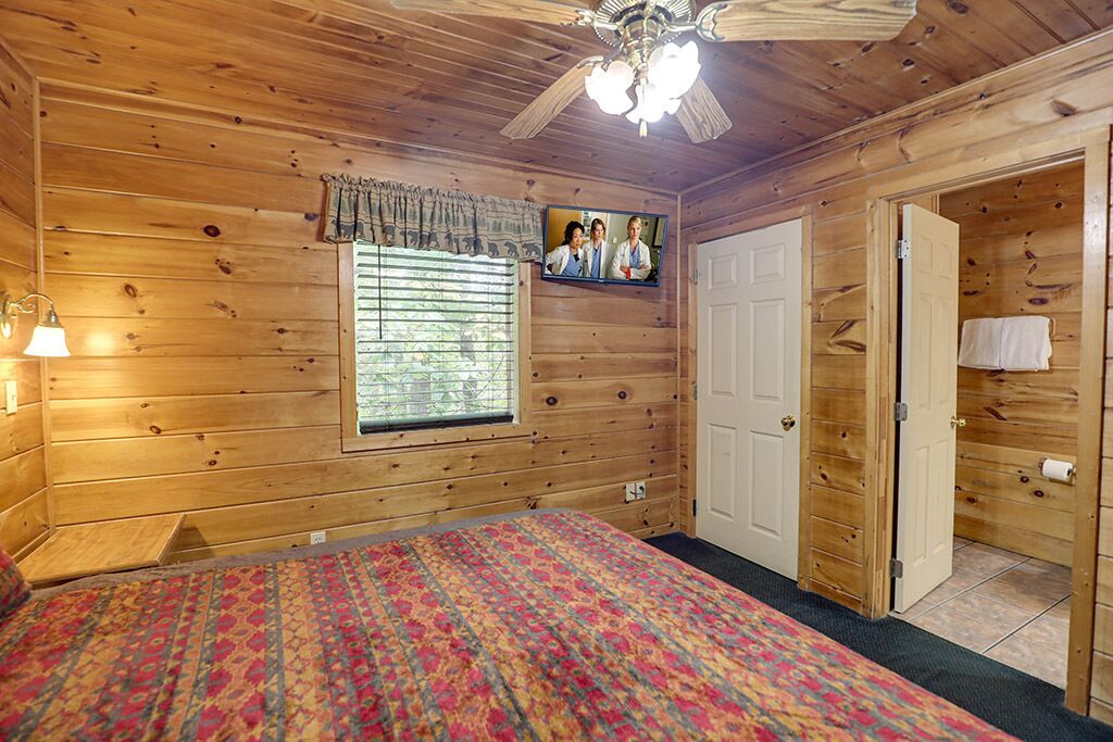 Pigeon Forge - In the Woods - 2 Bedroom - Sleeps 6