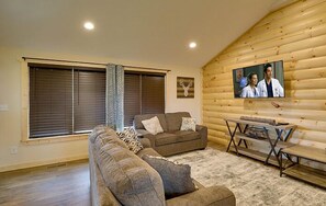 Fernseher, Kamin, Tischfußball