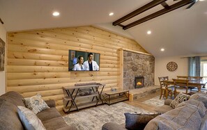 Fernseher, Kamin, Tischfußball