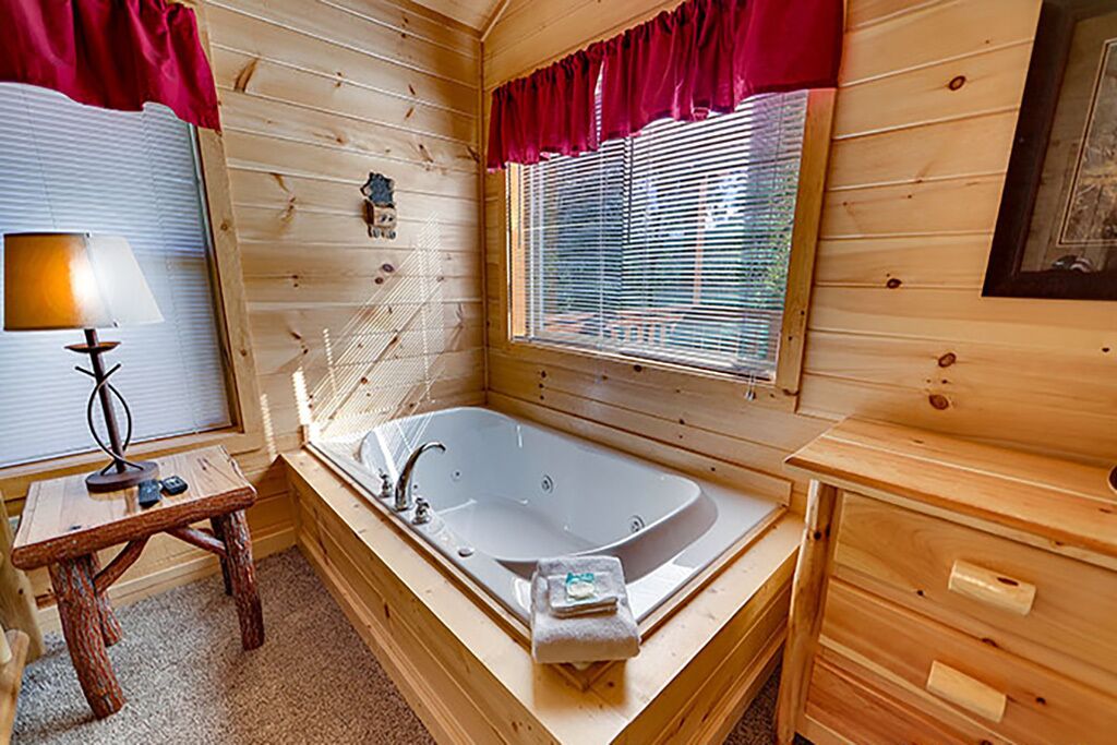 Pigeon Forge - The Bear Crossing - 2 Bedroom - Sleeps 8