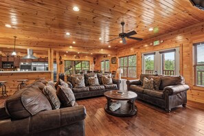 Een televisie, een open haard, videogames en tafelvoetbal