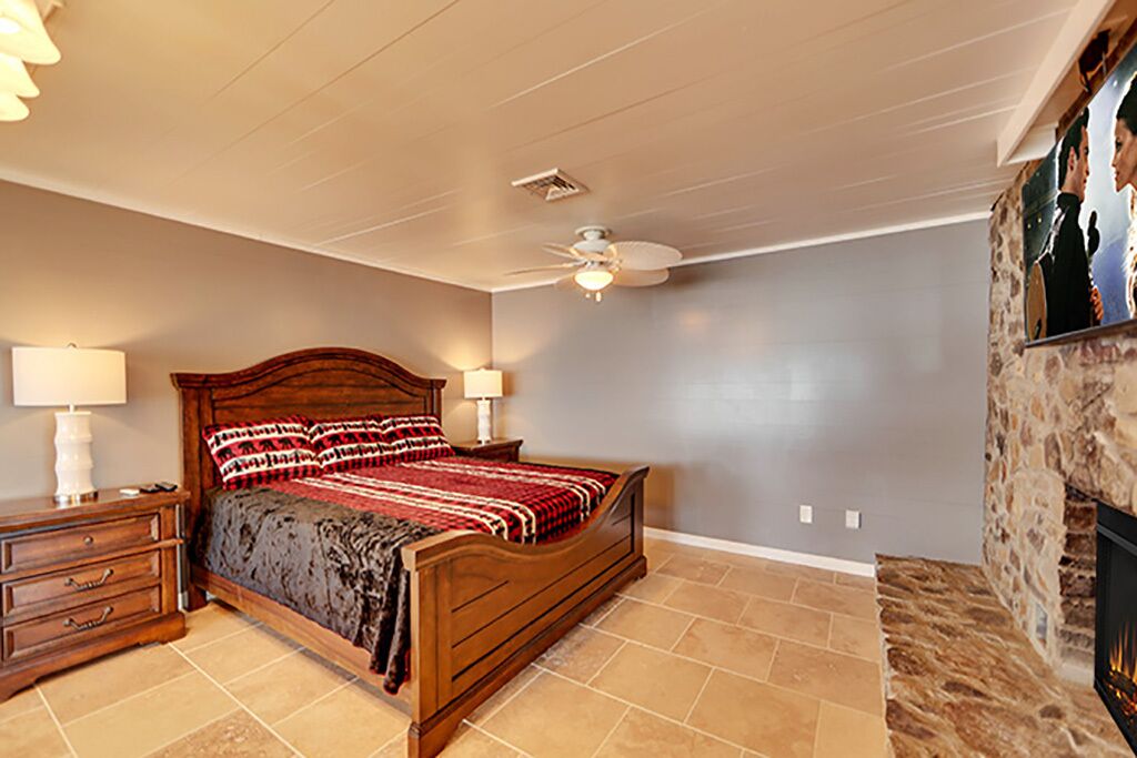 Pigeon Forge - The Lake House - 10 Bedroom - Sleeps 32