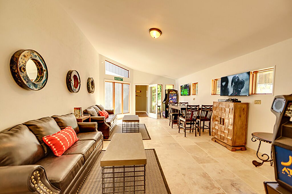 Pigeon Forge - The Lake House - 10 Bedroom - Sleeps 32