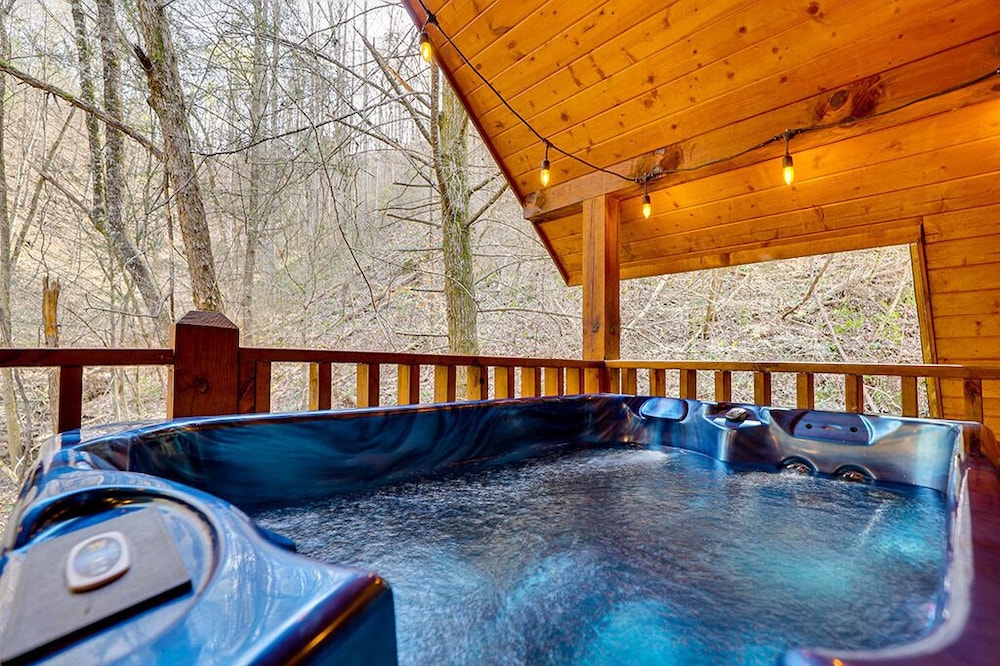 Pigeon Forge - Tucked Inn - 2 Bedroom - Sleeps 8
