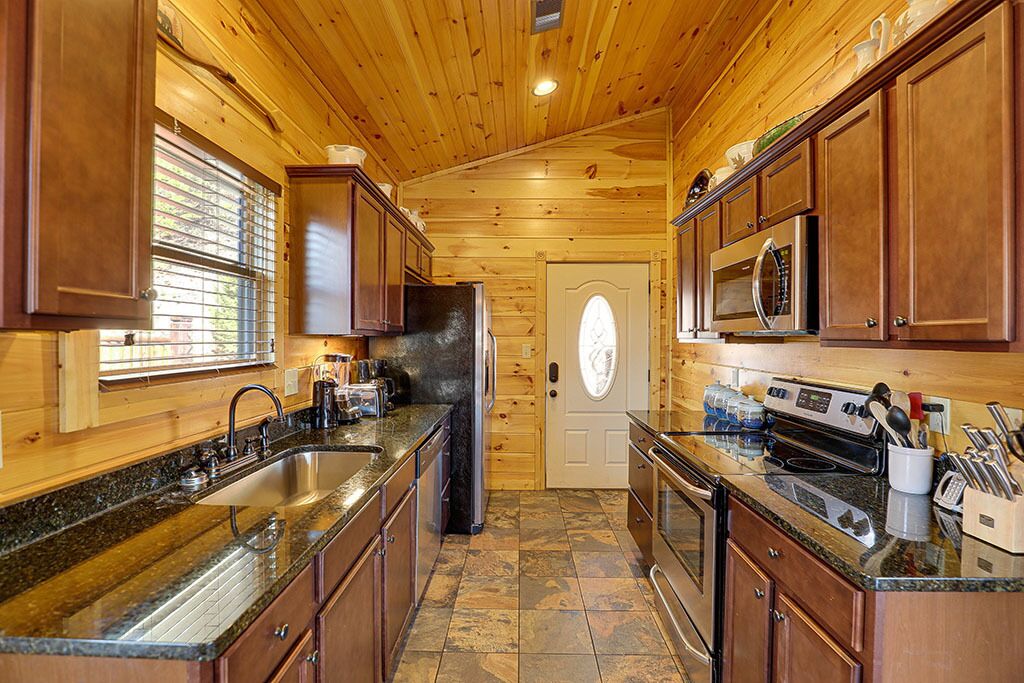 Gatlinburg - Ultimate Escape - 2 Bedroom - Sleeps 6