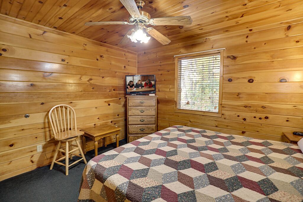 Pigeon Forge - Wooded Wonderland - 2 Bedroom - Sleeps 6