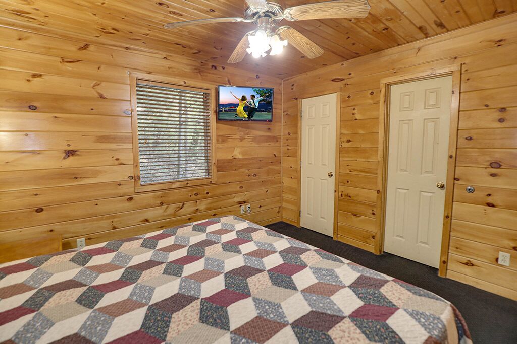 Pigeon Forge - Wooded Wonderland - 2 Bedroom - Sleeps 6