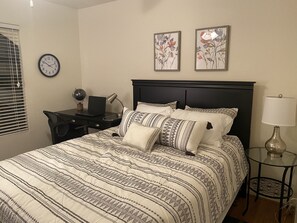 3 bedrooms, desk, iron/ironing board, free WiFi