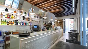 Bữa sáng buffet hàng ngày (15 EUR/mỗi người)