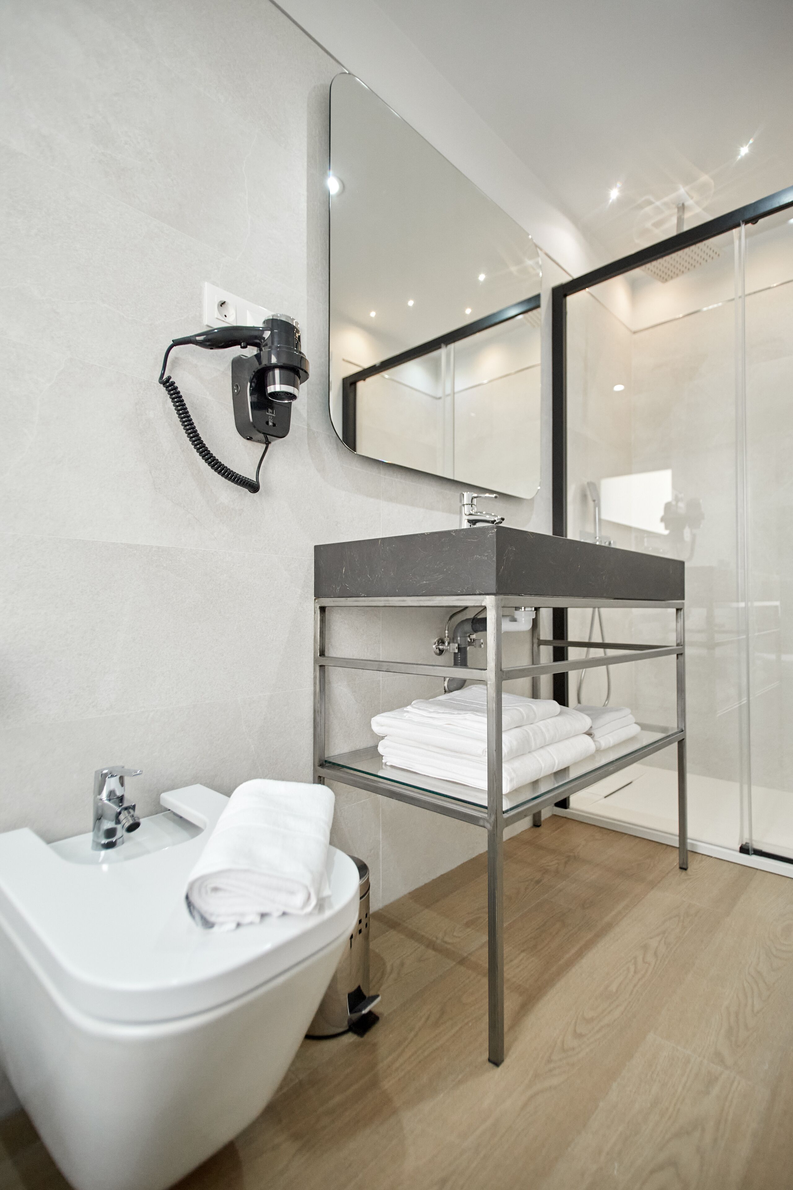 standard triple room | bathroom | hair dryer, bidet, towels