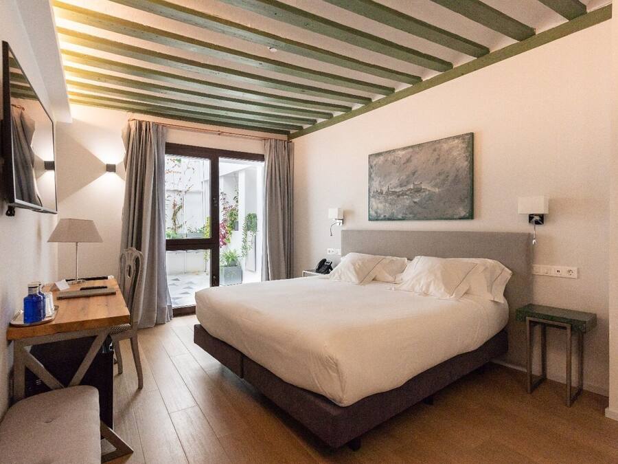 Quarto casal (Boutique) | Frigobar, cofres nos quartos, individualmente decorados, escrivaninha