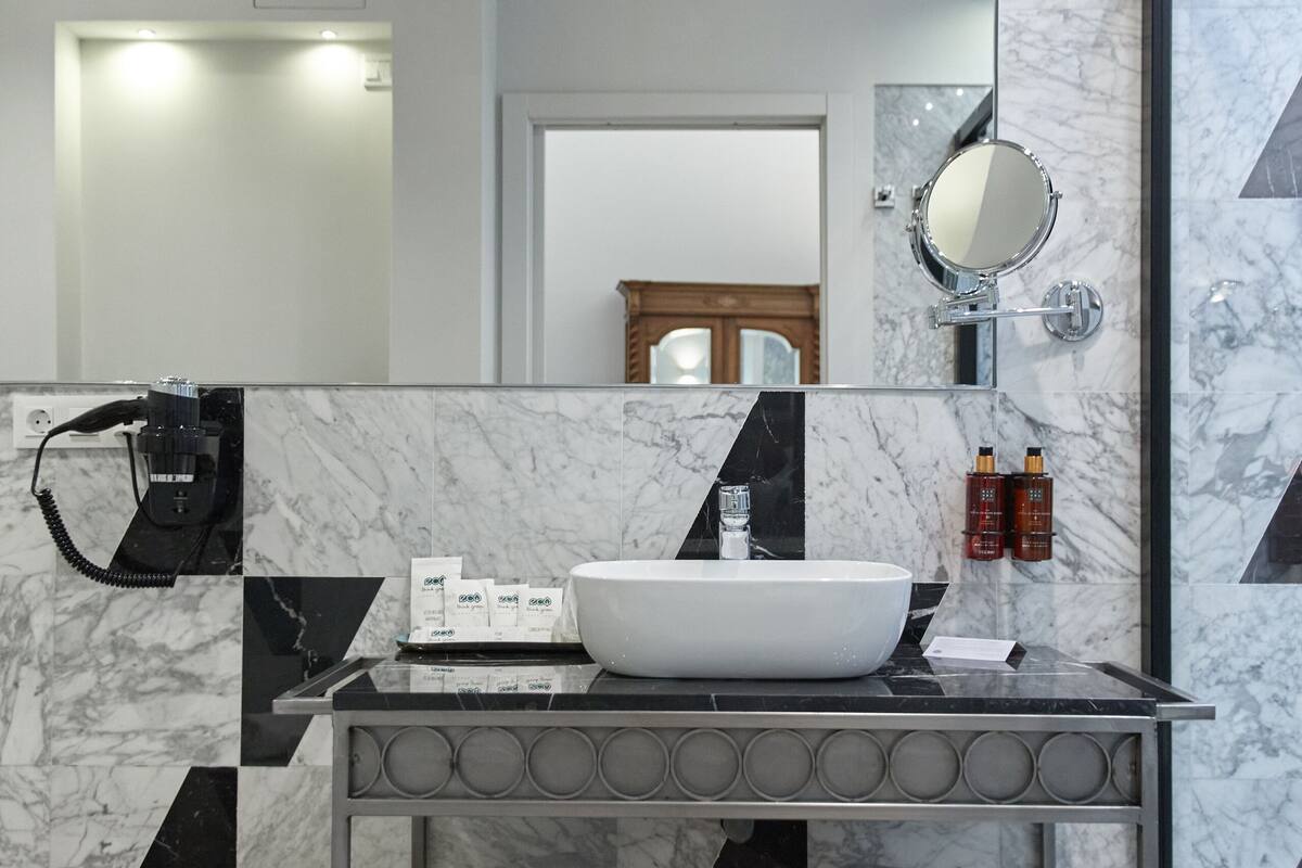 deluxe studio suite | bathroom | hair dryer, bidet, towels