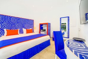 A modern hotel room with a large bed, a desk, and a chair. - My Exclusive Italy - Beachfront Villa Sorrento & private sea access (Sorrento)