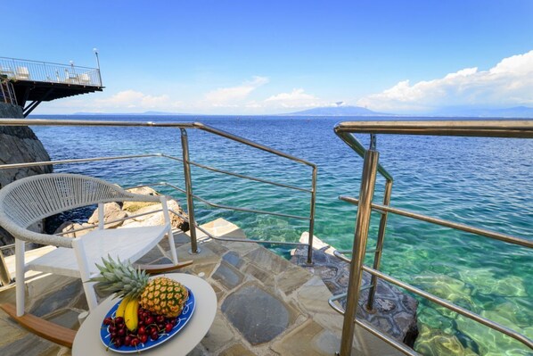 Property grounds - My Exclusive Italy - Beachfront Villa Sorrento & private sea access (Sorrento)
