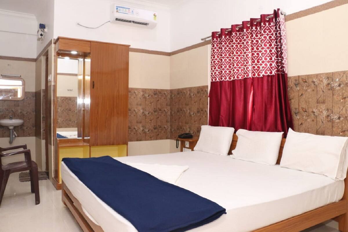 Family Triple Room | In-room safe, desk, laptop workspace, soundproofing