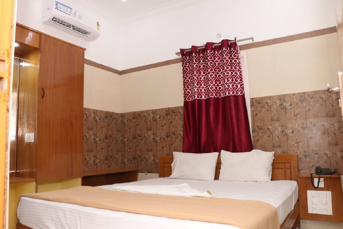 In-room safe, desk, laptop workspace, soundproofing