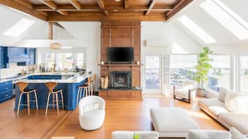 Smart TV, chimenea, impresora