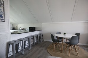 Dining - ⛱ Block from Beach & Boardwalk- Loft #8 on 10th St. & Phila Ave. (Ocean City)