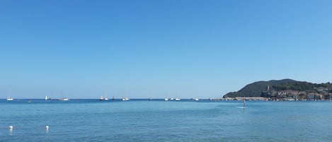 Playa en los alrededores y camastros