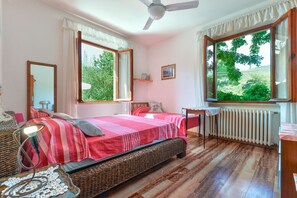 3 Schlafzimmer, Schreibtisch, Bügeleisen/Bügelbrett, WLAN