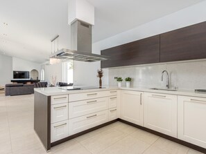 ثلاجة، ميكروويف، فرن، غسالة أطباق