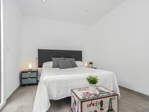 4 bedrooms, iron/ironing board, Internet