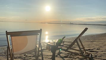 Am Strand, LiegestĂŒhle, StrandtĂŒcher