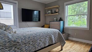 5 bedrooms, desk, iron/ironing board, travel cot