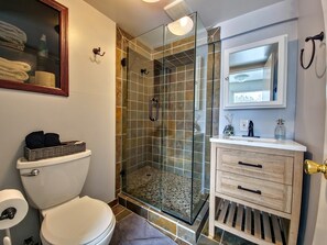 Combined shower/bathtub, hair dryer, towels, soap - ☆Dee Dee's Den: A Dharma Dwellings Parent Company☆ (Rochester)