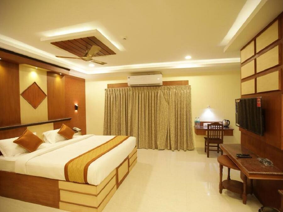 Deluxe Double Room | In-room safe, desk, laptop workspace, iron/ironing board