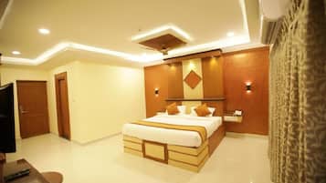 Hypo-allergenic bedding, minibar, in-room safe, desk