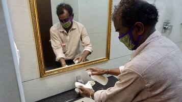 Dusche, HandtĂŒcher, Seife, Toilettenpapier