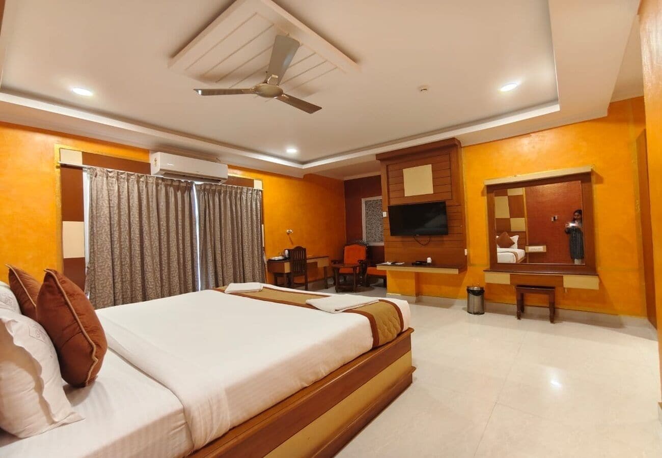 Hypo-allergenic bedding, minibar, in-room safe, desk